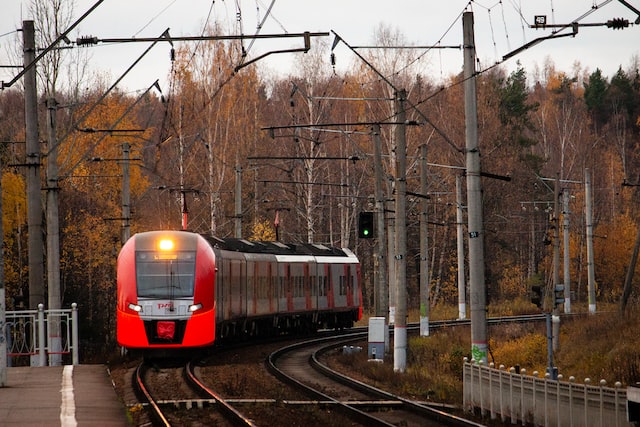 Jakie są zalety podróży pociągiem?